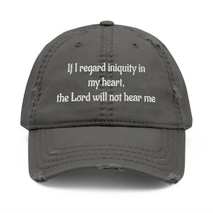Könnte beinhalten: Eine anthrazitfarbene Baseballkappe im Used-Look mit weißer Stickerei, die den Text If I regard iniquity in my heart, the Lord will not hear me zeigt. Die Kappe hat eine Sechs-Panel-Konstruktion mit gebogenem Schirm und ausgefransten Kanten.