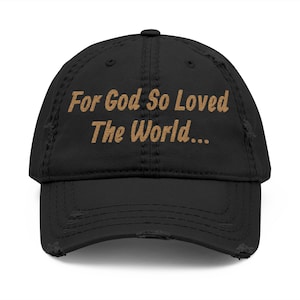 Könnte beinhalten: Eine schwarze, im Used-Look gestaltete Baseballkappe mit dem gestickten Text For God So Loved The World in Beige auf der Vorderseite. Die Kappe hat einen gebogenen Schirm und ausgefranste Kanten am Schirm sowie an der Krone für einen abgenutzten Look.