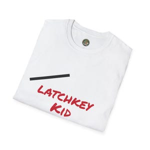 Solo en casa consigo mismo esta divertida camiseta para niños con llave al cuello: Camiseta de humor independiente para adultos, Niños que vuelven del colegio a una casa vacía, Niños de los 80 imagen 13