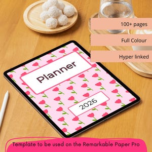 Op de afbeelding: Een digitale planner voor 2026 op een tablet. De planner heeft een roze bloemenpatroon en het woord "Planner" in een wit kader. Extra tekst is "100+ pagina's", "Full Colour" en "Hyper linked". Een stylus ligt naast de tablet.