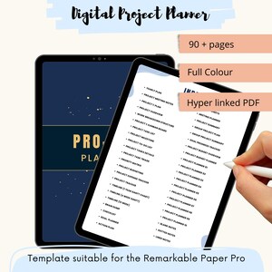 Op de afbeelding: Een digitale projectplanner met een donkerblauwe omslag en gouden tekst. De planner is open op een pagina met een lijst van projectplanningssjablonen. De tekst "Digital Project Planner" staat bovenaan de afbeelding. De tekst "90+ pagina's", "Full Colour" en "Hyperlinked PDF" is ook zichtbaar. De planner wordt weergegeven op een tablet met een stylus.