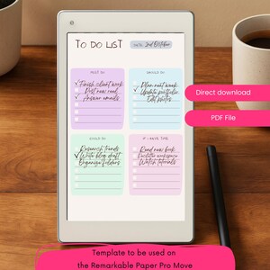 Op de afbeelding: Een digitale tablet met een kleurrijke to-do lijst sjabloon. De lijst is verdeeld in secties: "Moet", "Zou moeten", "Zou kunnen" en "Als ik tijd heb". De tablet ligt op een houten oppervlak, met een stylus en een koffiekopje.