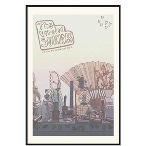 Peut inclure: Une affiche pour le film "The Virgin Suicides" réalisé par Sofia Coppola. L'affiche présente un schéma de couleurs rose et blanc avec un dessin d'une coiffeuse avec divers objets dessus, notamment des flacons de parfum, des pinceaux à maquillage et des éventails.