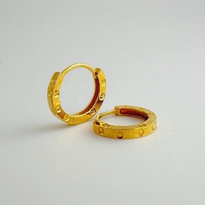 18K Solid Gold Hoop Ohrringe 9 mm PAAR / Huggies Schleifen Ohrringe, Zierliche Ohrringe, Feiner Schmuck, Alltag Ohrringe für den perfekten Ohr-Stack