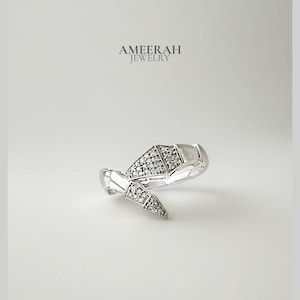 18K Solid Gold Diamond Snake Ring  / Serpent  Ring / Viper Design Natural Diamond Ring  size 7