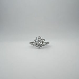 18K Solid Gold Diamond Flower Ring (1.00 CTW) - Size 7