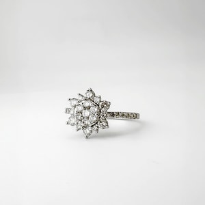 18K Solid Gold Diamond Ring size 7 / Flower Ring / Engagement Ring / Stackable Ring , Dainty Ring , Fine Jewelry Real gold / Natural Diamond