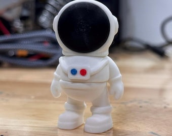 Cute Astronaut Figure – 3D Printed Space Desk Toy – Sci-Fi Decoration, Space Lover Gift, Desk Buddy, Party Favor (Age 3+)