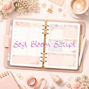 Puede incluir: Un planificador abierto con una encuadernación dorada, con un diseño floral y las palabras "Soft Bloom Script" en rosa. El planificador está rodeado de artículos de papelería, flores y una taza de café.