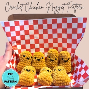 Pode incluir: Uma caixa com seis pepitas de frango de crochê com rostos sorridentes, aninhadas em papel xadrez vermelho e branco. O texto "Crochet Chicken Nugget Pattern" está no topo. Um círculo turquesa com "PDF Crochet Pattern" está no canto inferior esquerdo.