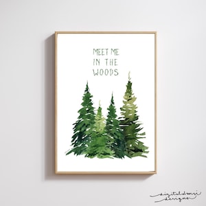 Könnte beinhalten: Ein Aquarellbild einer Waldszene mit drei grünen Kiefern. Der Text "Meet me in the woods" ist in Schwarz über den Bäumen geschrieben.