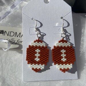 Handgemaakte kralenoorbellen met Miyuki Delica-kralen | Sieraden American Football balprint