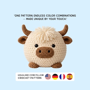K&ouml;nnte beinhalten: Ein geh&auml;keltes Highland-Kuh-Kissen in Creme, Braun und Schwarz. Die Kuh hat einen runden K&ouml;rper, kleine H&ouml;rner und einen flauschigen Fransen. Der Text lautet: "EIN MUSTER, ENDLOSE FARBKOMBINATIONEN - EINZIGARTIG GEMACHT DURCH IHRE BER&Uuml;HRUNG." und "HIGHLAND COW PILLOW CROCHET PATTERN."