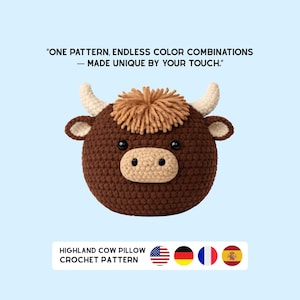 K&ouml;nnte beinhalten: Ein geh&auml;keltes Highland-Kuh-Kissen in Braun-, Beige- und Cremet&ouml;nen mit schwarzen Augen. Der Text "ONE PATTERN, ENDLESS COLOR COMBINATIONS - MADE UNIQUE BY YOUR TOUCH." wird &uuml;ber dem Kissen angezeigt. Der Text "HIGHLAND COW PILLOW CROCHET PATTERN" steht darunter.