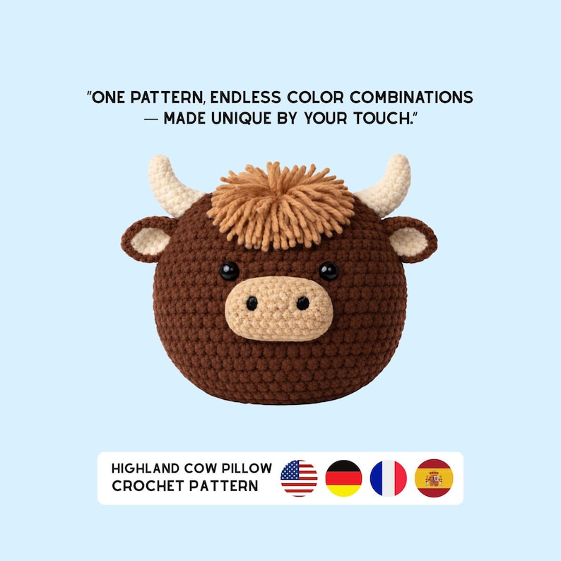 K&ouml;nnte beinhalten: Ein geh&auml;keltes Highland-Kuh-Kissen in Braun-, Beige- und Cremet&ouml;nen mit schwarzen Augen. Der Text "ONE PATTERN, ENDLESS COLOR COMBINATIONS - MADE UNIQUE BY YOUR TOUCH." wird &uuml;ber dem Kissen angezeigt. Der Text "HIGHLAND COW PILLOW CROCHET PATTERN" steht darunter.