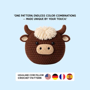 K&ouml;nnte beinhalten: Ein geh&auml;keltes Highland-Kuh-Kissen in Braun-, Beige- und Cremet&ouml;nen mit dem Text "ONE PATTERN, ENDLESS COLOR COMBINATIONS - MADE UNIQUE BY YOUR TOUCH." Das Kissen hat eine runde Form mit H&ouml;rnern und einem flauschigen Oberteil. Der Text "HIGHLAND COW PILLOW CROCHET PATTERN" ist ebenfalls sichtbar.