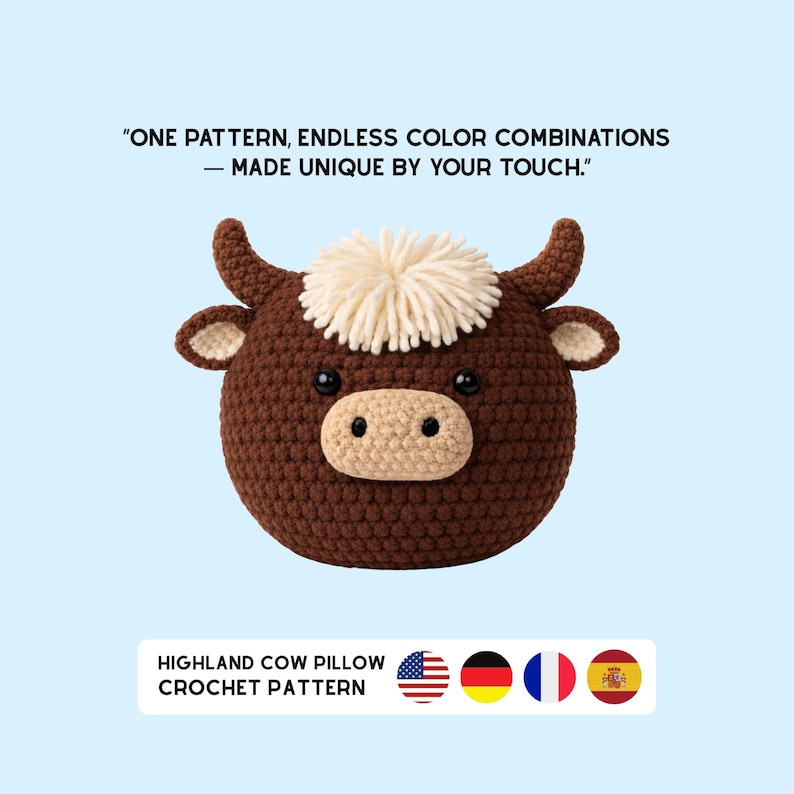 K&ouml;nnte beinhalten: Ein geh&auml;keltes Highland-Kuh-Kissen in Braun-, Beige- und Cremet&ouml;nen mit dem Text "ONE PATTERN, ENDLESS COLOR COMBINATIONS - MADE UNIQUE BY YOUR TOUCH." Das Kissen hat eine runde Form mit H&ouml;rnern und einem flauschigen Oberteil. Der Text "HIGHLAND COW PILLOW CROCHET PATTERN" ist ebenfalls sichtbar.