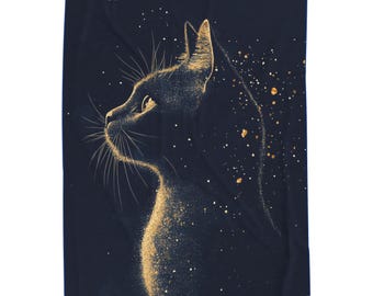 Puede incluir: Una manta azul oscuro con el perfil de un gato negro, resaltado con detalles dorados. El contorno del gato se realza con motas doradas, creando un efecto estelar. La manta es rectangular y parece suave.