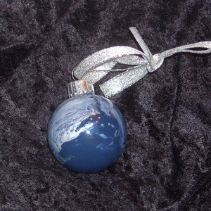 Hand painted glass ornament S17 image 3