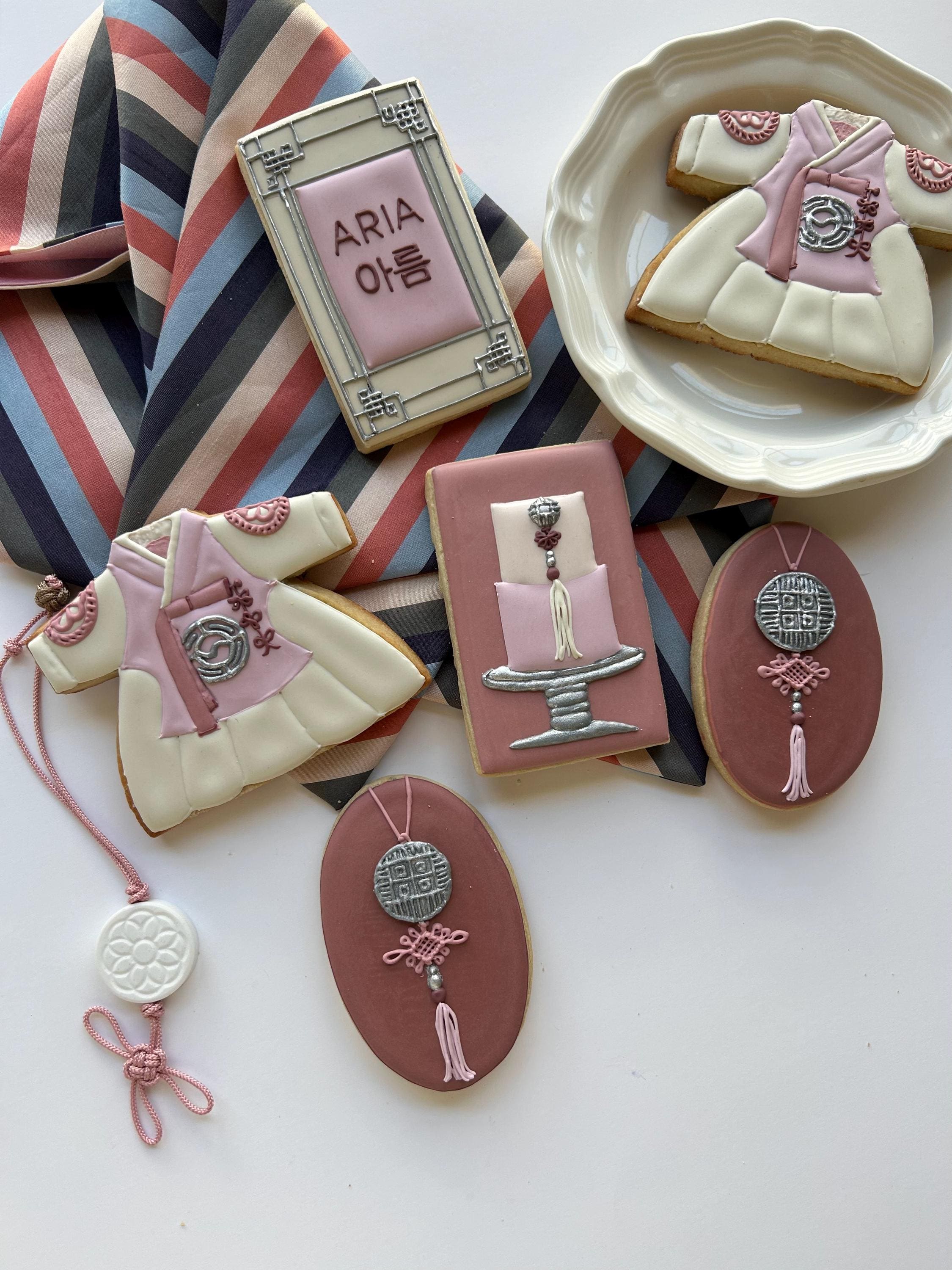 Modern Korean Dol Doljanchi Doljabi Hanbok Custom Cookie Set (Girls version) - Decorated Cookies, Birthday Cookies, Celebration Cookies