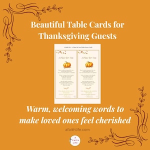 Pode incluir: Um fundo laranja com o texto "Belos Cartões de Mesa para Convidados de Ação de Graças". Dois cartões de mesa com ilustrações de abóboras e o texto "A Place for You" estão no centro. O texto inferior diz "Palavras calorosas e acolhedoras para fazer com que os entes queridos se sintam queridos."