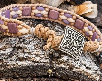 Pulseira de couro lavanda com contas de vidro checo, estilo boho cottagecore, fecho estilo floresta.