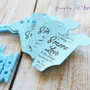 Etiqueta personalizada para body de bebé (2") - Etiquetas para recién nacidos - Recuerdos personalizados - Etiquetas de agradecimiento - Decoración para revelar el género - Tarjetas de recuerdo de cumpleaños