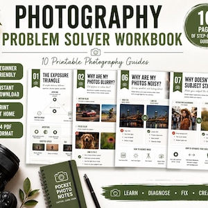 Op de afbeelding: Een werkboek voor fotografieproblemen met 10 printbare stapsgewijze handleidingen in A4 PDF-formaat. De pagina's bevatten diagrammen en tekst over belichting, focus, ruis en onderwerp-scheiding, samen met een camera en een groen notitieboek.