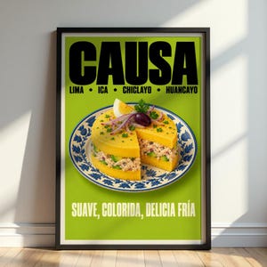 Puede incluir: Un póster enmarcado que muestra un plato a base de papa amarilla sobre un plato con motivos azules y blancos. El texto dice CAUSA, LIMA, ICA, CHICLAYO, HUANCAYO y SUAVE, COLORIDA, DELICIA FRÍA. El plato está decorado con huevo, cebolla y hierbas.