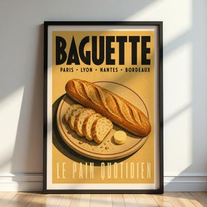 Può includere: Un poster incorniciato raffigurante una baguette dorata su un piatto rotondo con fette di pane e un piccolo pezzo di burro. Il testo recita BAGUETTE, PARIS, LYON, NANTES, BORDEAUX e LE PAIN QUOTIDIEN in caratteri neri e bianchi su sfondo giallo.