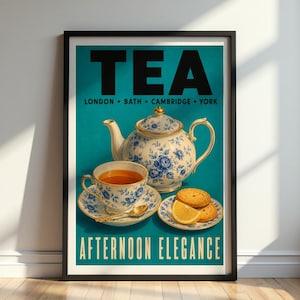 以下が含まれることがあります： ティール色の背景に「TEA」「LONDON」「BATH」「CAMBRIDGE」「YORK」「AFTERNOON ELEGANCE」の文字が記された額入りポスター。青い花柄の白いティーポットとティーカップ、金のスプーン、クッキー2枚とレモンスライスがのった皿が描かれています。