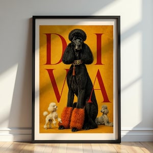 Puede incluir: Una lámina artística enmarcada que muestra un caniche negro grande con calentadores naranjas y un collar con joyas, flanqueado por dos caniches blancos más pequeños. El fondo es amarillo mostaza con el texto rojo DIVA sobre la imagen.