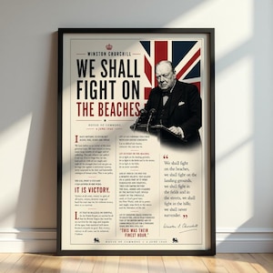 Peut inclure: Une affiche encadrée présentant un portrait de Winston Churchill et le texte We Shall Fight On The Beaches. Le design inclut un arrière-plan Union Jack, des extraits du discours de 1940 à la Chambre des communes et des tons rouge, blanc et bleu.