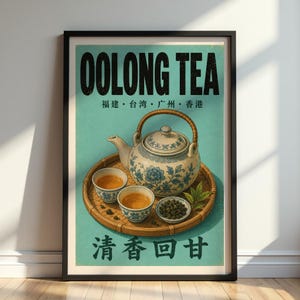 Puede incluir: Póster vintage enmarcado con fondo turquesa y la inscripción "OOLONG TEA" en negro. La imagen muestra una tetera, tazas de té y hojas de té sobre una bandeja de mimbre, con caracteres chinos. Un elemento decorativo para los amantes del té.