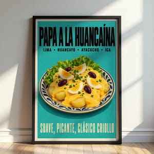 Puede incluir: Un póster enmarcado con fondo turquesa y el texto PAPA A LA HUANCAÍNA, LIMA, HUANCAYO, AYACUCHO, ICA y SUAVE, PICANTE, CLÁSICO CRIOLLO. Muestra un plato de papas en rodajas cubiertas con salsa amarilla, rodajas de huevo y aceitunas.