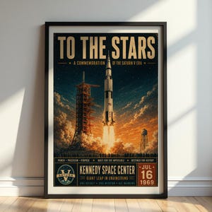 Puede incluir: Un póster enmarcado titulado TO THE STARS A COMMEMORATION OF THE SATURN V ERA que muestra un cohete Saturn V despegando desde una plataforma con una torre de servicio y un tanque de agua. Incluye KENNEDY SPACE CENTER, JUL 16 1969 y GIANT LEAP IN ENGINEERING.
