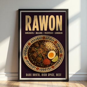 Può includere: Una stampa artistica incorniciata raffigurante una ciotola di zuppa Rawon con manzo, germogli di soia, un uovo sodo tagliato a metà e lime. Il testo recita RAWON, SURABAYA, MALANG, PASURUAN, SIDOARJO e DARK BROTH, RICH SPICE, BEEF su sfondo viola.