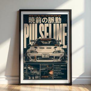 Könnte beinhalten: Gerahmtes Poster mit einem weißen Sportwagen und dem Wort "PULSELINE" in großen Buchstaben. Das Poster enthält japanischen Text und die Worte "COOLANT GLOW, QUIET PUMPS, AND THE HOUR BEFORE DAWN". Zusätzliche Bilder zeigen eine Tankstelle und einen Auspuff.