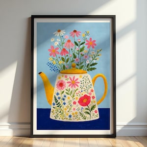 Puede incluir: Una impresión artística enmarcada que presenta una ilustración caprichosa de una tetera rebosante de flores coloridas. La tetera es blanca con detalles amarillos y diseños florales. El fondo es azul claro con una base azul oscuro.
