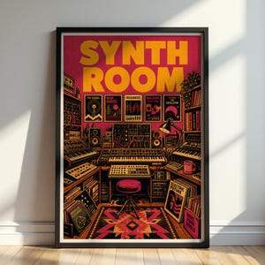 Peut inclure: Une affiche encadrée intitulée SYNTH ROOM présentant une illustration rouge et jaune vive d'un studio de musique rempli de synthétiseurs, de claviers et d'équipements audio. L'œuvre inclut des affiches au mur et un tabouret central.
