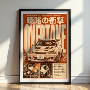 Pode incluir: Pôster emoldurado com estética vintage. A obra apresenta um carro de corrida branco com a palavra "OVERTAKE" em letras grandes. O texto adicional inclui "HEAT HAZE, ENGINE NOTE, AND CITY CIRCUITS BEFORE DAWN" e caracteres japoneses.