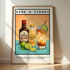 Könnte beinhalten: Gerahmter Druck mit einer Illustration des Cocktails Dark 'N' Stormy. Das Bild zeigt eine Flasche dunklen Rums, eine Flasche würzigen Ginger Beers und ein Glas des Cocktails mit einer Limettenscheibe. Die Zutaten sind unten aufgeführt.