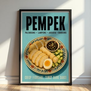 Puede incluir: Un póster enmarcado con el texto PEMPEK, PALEMBANG, LAMPUNG, JAKARTA, BANDUNG y CRISP FISHCAKE, TANGY DARK SAUCE. La imagen muestra un plato con trozos de pastel de pescado, un huevo duro cortado por la mitad, pepino y una salsa oscura en un cuenco.