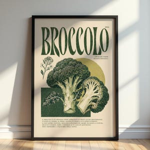 Könnte beinhalten: Ein gerahmter Kunstdruck mit dem Wort BROCCOLO in großen dunkelgrünen Buchstaben oben. Darunter befindet sich eine detaillierte botanische Illustration von Brokkoli vor einem gelben Kreis und einem dunkelgrünen Rechteck. Italienischer Text unten.