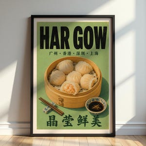 Può includere: Un poster incorniciato con la scritta "HAR GOW" in grandi lettere nere. Sotto, un cestello per la cottura a vapore in bambù contiene diversi ravioli di gamberi. Una piccola ciotola di salsa e le bacchette completano l'immagine, su sfondo verde.