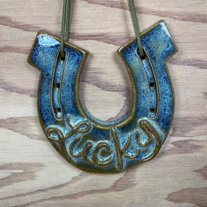 Blauwe keramische handgemaakte LUCKY hoefijzer muurkunst cowboy paard cowgirl cadeau klaar om op te hangen