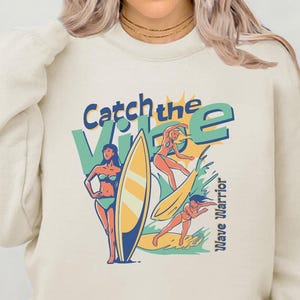 Fangen Sie das Vibe Surfen T-Shirt, Retro Strand Ästhetisches T-Shirt, Sommer Surf Grafik Shirt, Wellen Krieger Surfer Geschenk, Vintage Surf Style T-Shirt