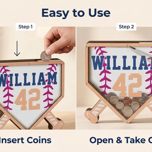 Puede incluir: Un banco de monedas con tem&aacute;tica de b&eacute;isbol con el nombre "WILLIAM" y el n&uacute;mero "42" en la parte delantera. El banco tiene forma de plato de home y tiene una ranura para insertar monedas. La imagen muestra c&oacute;mo insertar y retirar monedas.
