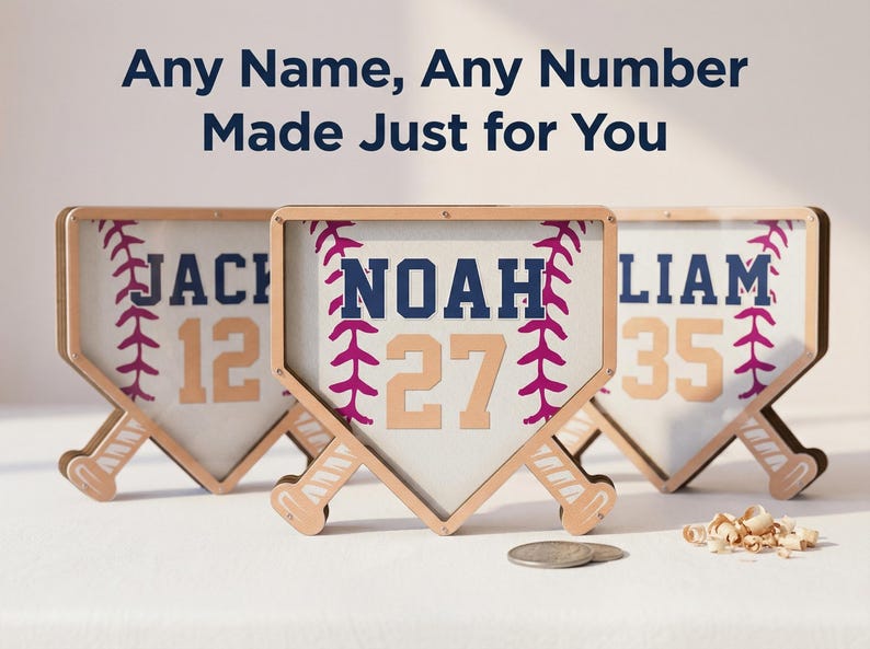 Puede incluir: Tres placas con nombres con tem&aacute;tica de b&eacute;isbol con nombres y n&uacute;meros personalizados. Cada placa tiene la forma de un plato de home, con un marco de madera y un dise&ntilde;o de puntada de b&eacute;isbol. El texto "Any Name, Any Number Made Just for You" est&aacute; en la parte superior.