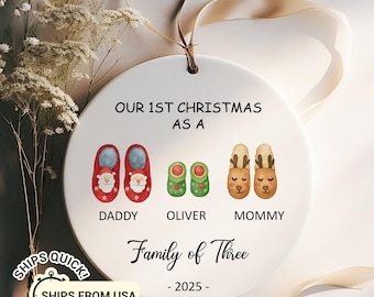 Gepersonaliseerde familie van drie kerstornament 2025, custom baby's eerste kerstornament met namen, kerstcadeau keramisch aandenken